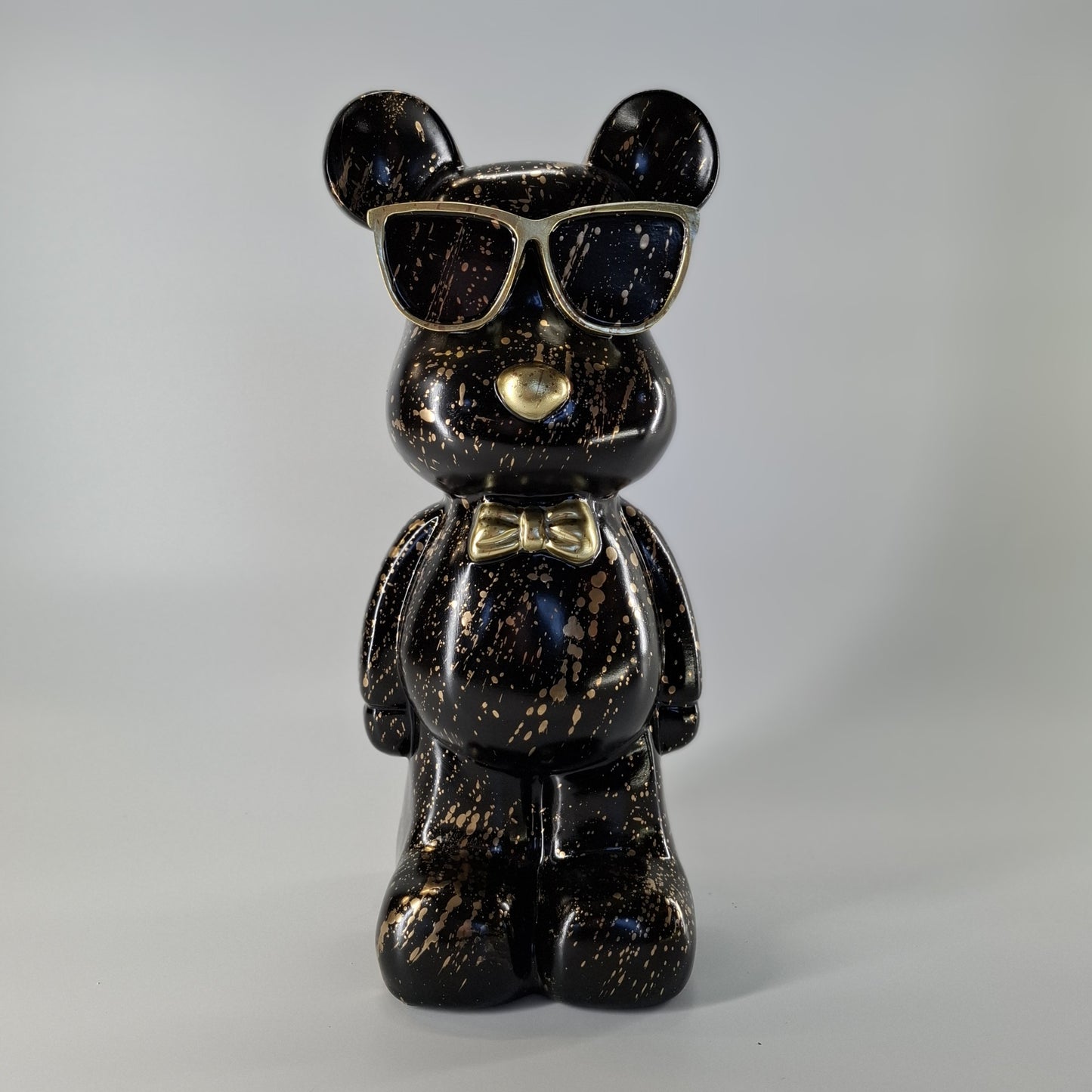 Beer staand met zonnebril zwart goud splash 35 cm