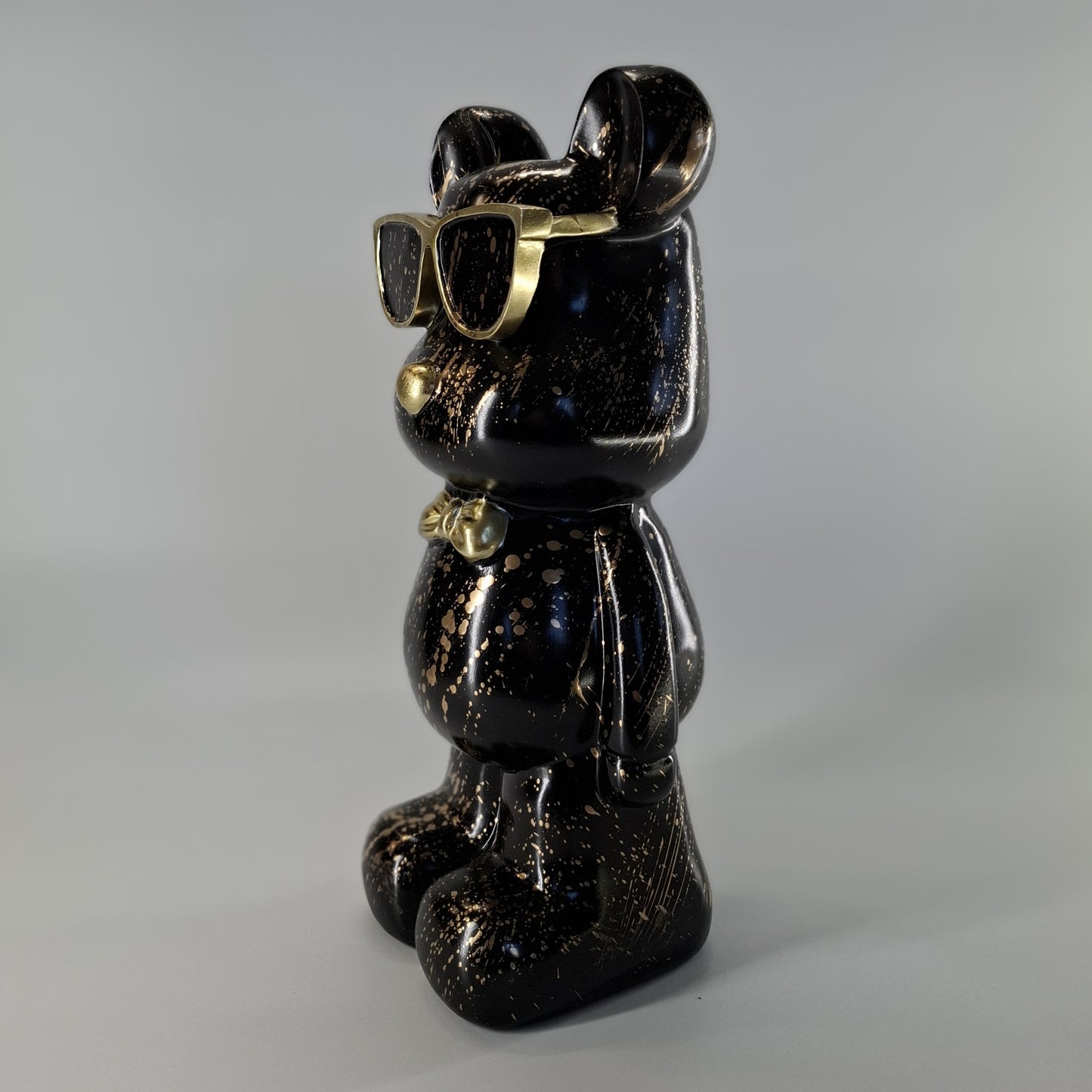 Beer staand met zonnebril zwart goud splash 35 cm