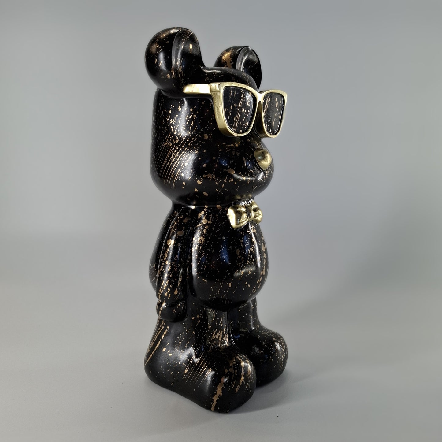 Beer staand met zonnebril zwart goud splash 35 cm