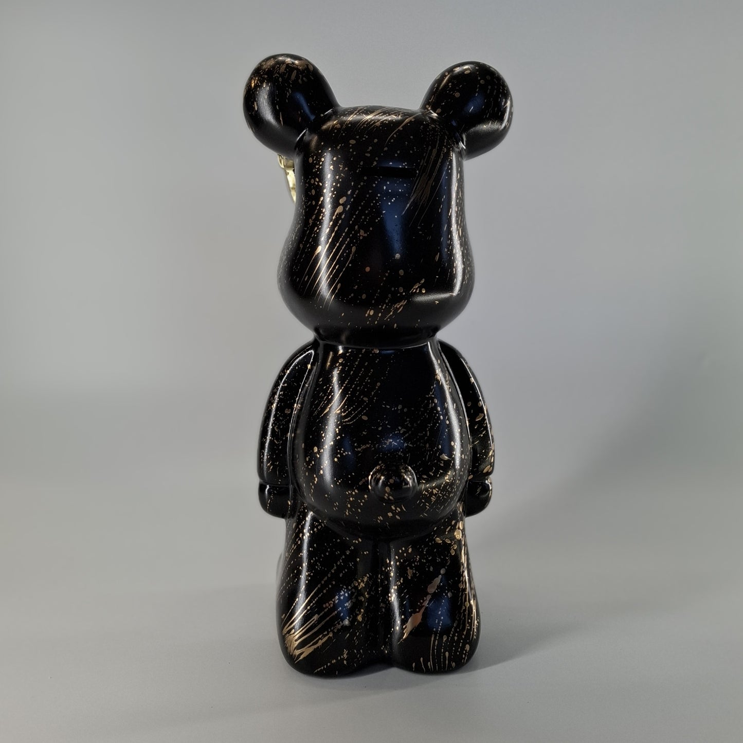 Beer staand met zonnebril zwart goud splash 35 cm