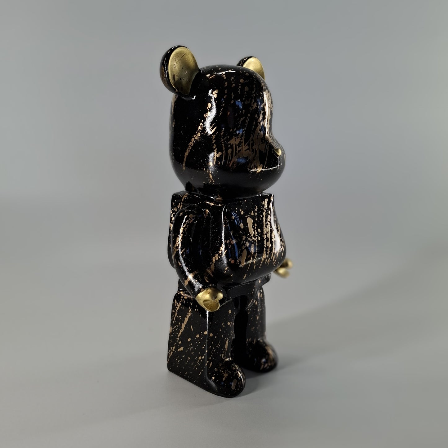 Beer staand zwart goud splash 26 cm