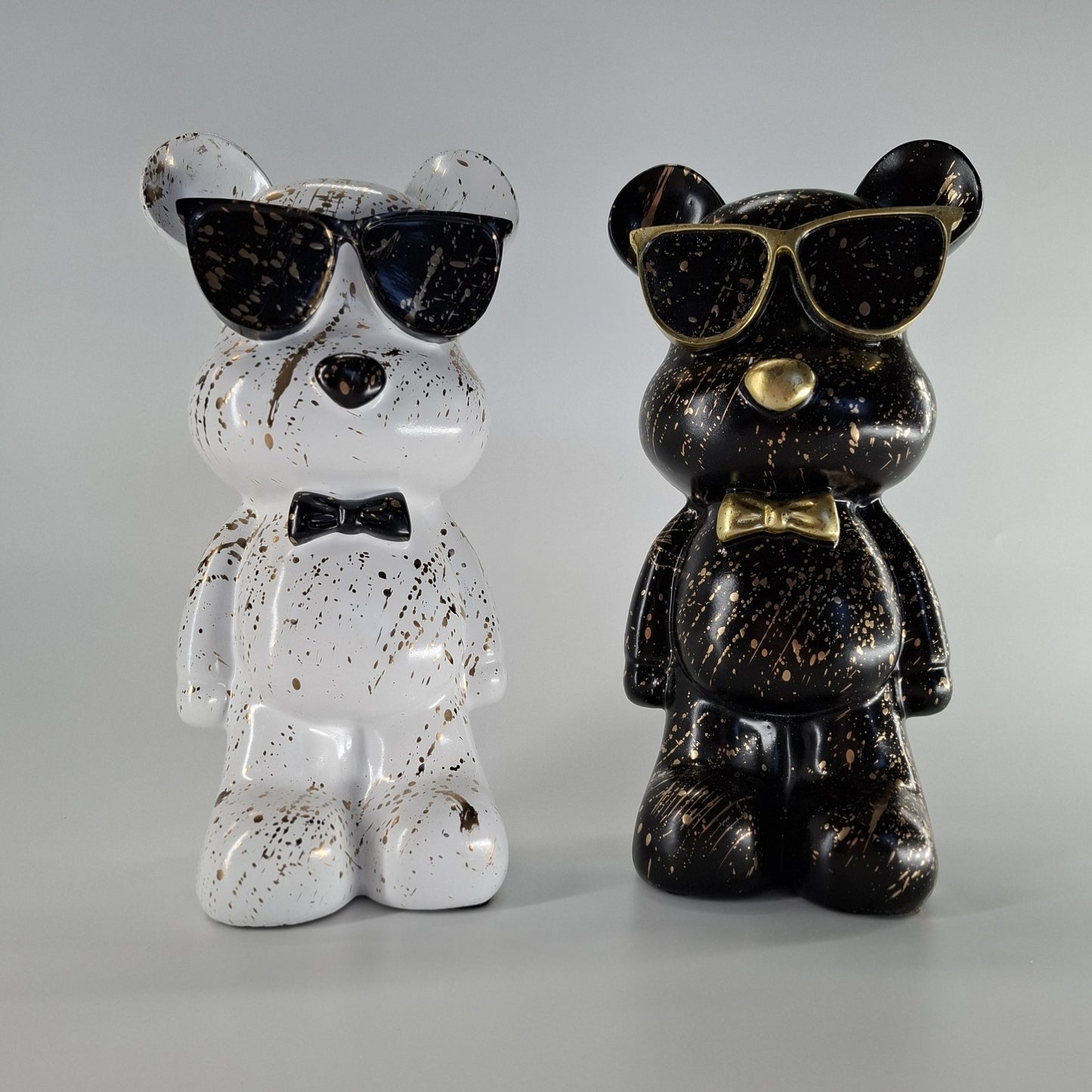 Beer staand met zonnebril zwart goud splash 27 cm