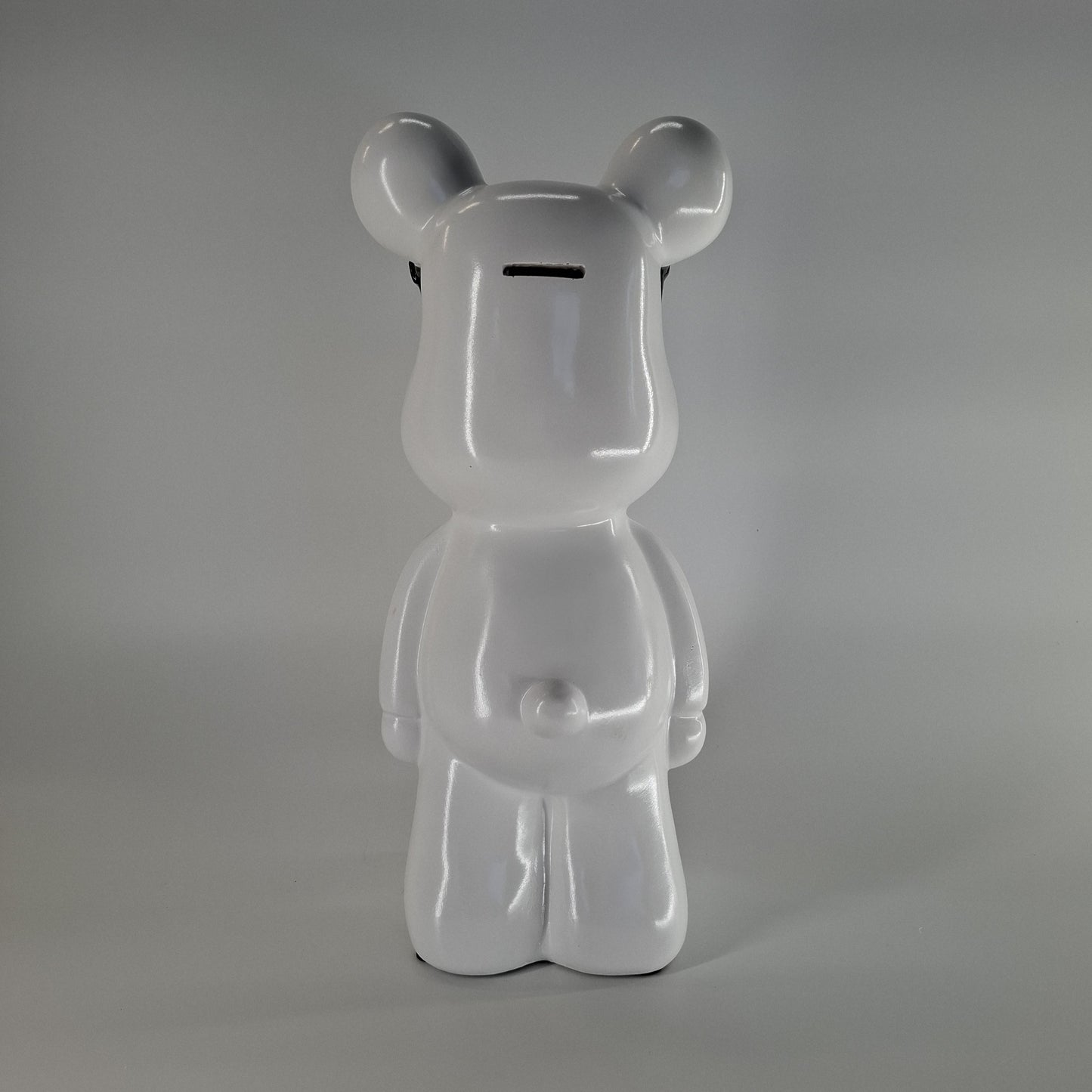 Beer staand met zonnebril wit 27 cm – Stijlvol en speels interieuraccent