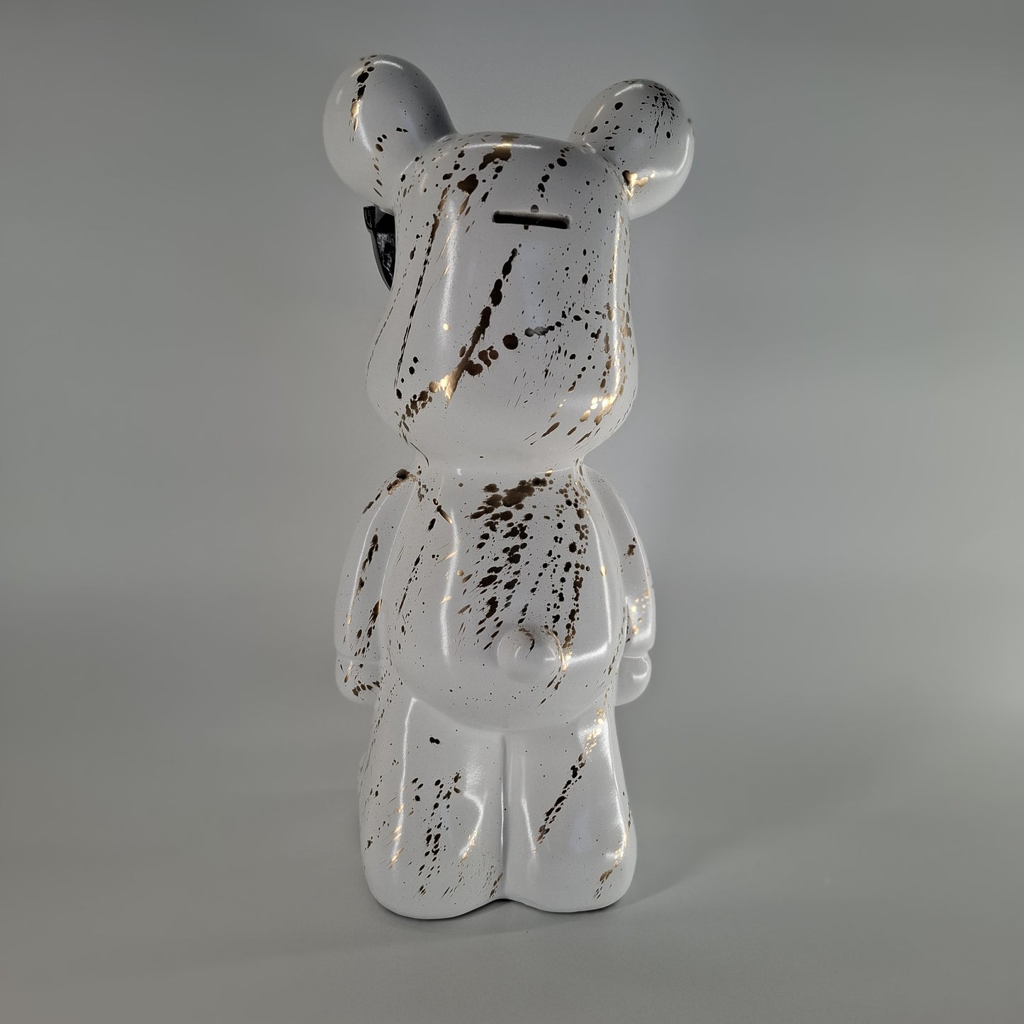 Beer staand met zonnebril wit goud splash 35 cm