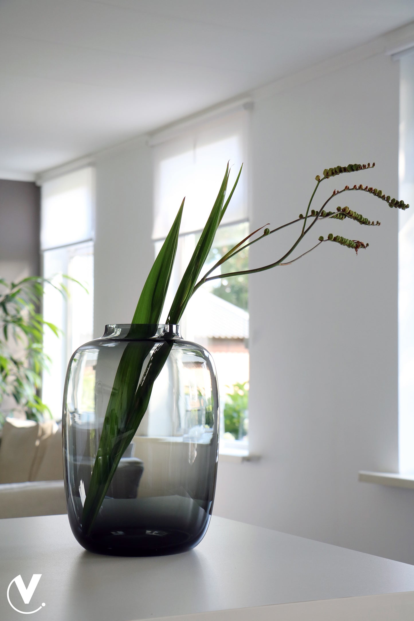 Vase the world vaas kara Grey M
