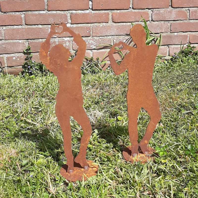 Handenhartje van man op plaat roestijzer