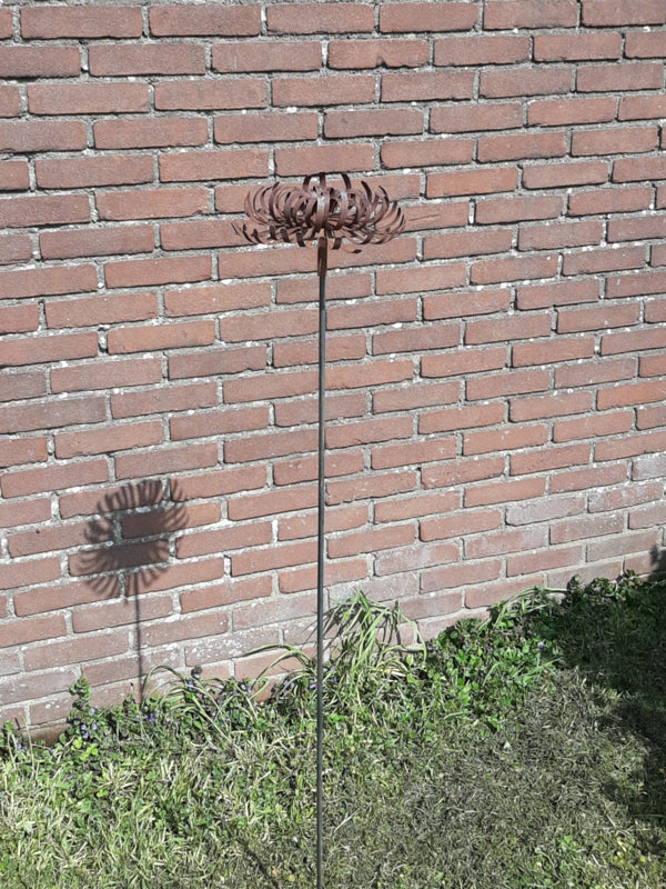 Tuinsteker Chrysant 3D op stok roestijzer