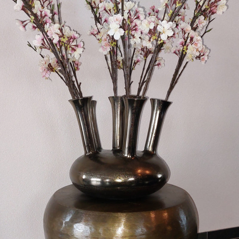 Aluminium toetervaas in antiek nikkel met trompetvorm – decoratieve vaas van gegoten metaal, geschikt voor droogbloemen of kunsttakken.