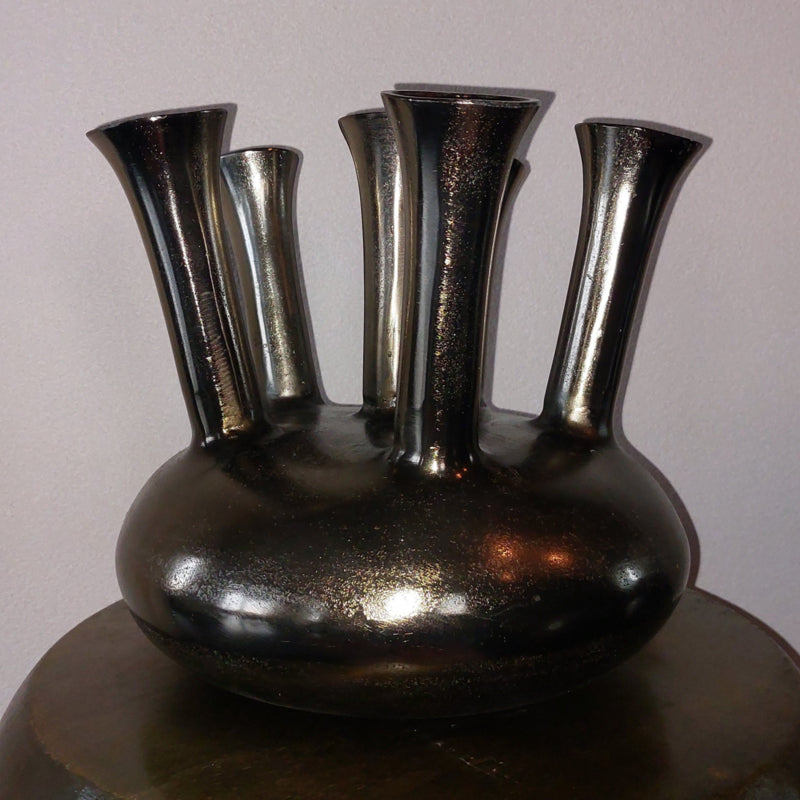 Aluminium toetervaas in antiek nikkel met trompetvorm – decoratieve vaas van gegoten metaal, geschikt voor droogbloemen of kunsttakken.