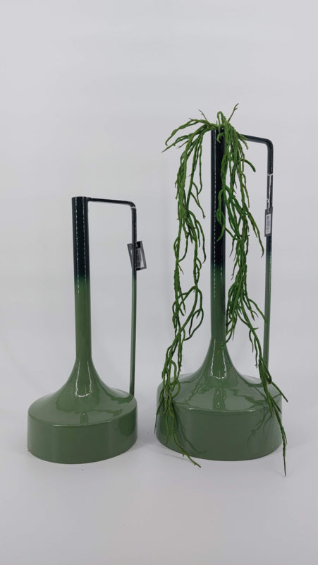 Groene metalen vaas Puglia van Manson Atmosphere met een strak en modern design. Perfect als decoratief statement of voor kunstbloemen en droogbloemen."
