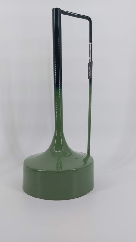 Groene metalen vaas Puglia van Manson Atmosphere met een strak en modern design. Perfect als decoratief statement of voor kunstbloemen en droogbloemen."