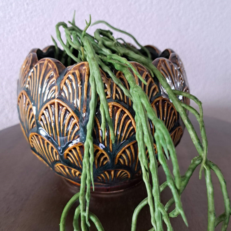 Een stijlvolle bruine keramische vaas van 17 x 14 cm, ideaal voor bloemen en decoratieve accenten in je interieur.