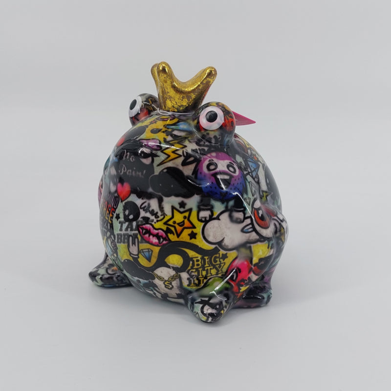 Keramische Pomme Pidou spaarpot in de vorm van een kikker, met street art design. Afmetingen: L16 x B14 x H16.5 cm. Een kleurrijk en origineel cadeau-idee."