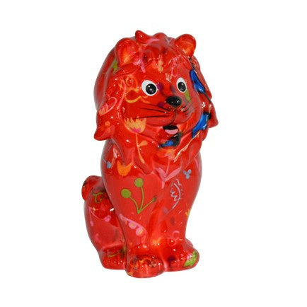 Keramische Pomme Pidou spaarpot in de vorm van een leeuw, rood met bloemen. Afmetingen: L12.7 x B10.3 x H20.2cm. Een kleurrijk en origineel cadeau-idee."