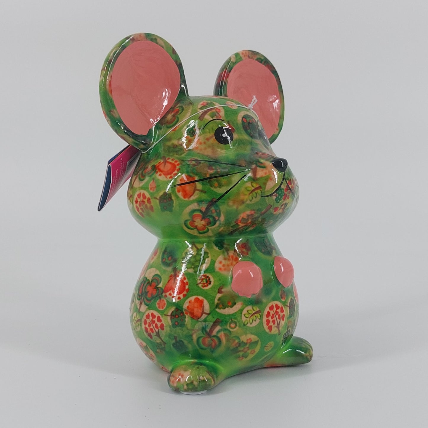"Pomme Pidou spaarpot muis Martha in groen met planten. Keramische spaarpot met speels design, ideaal als cadeau of decoratie. Afmetingen: L16.5 x D14 x H17.8cm."