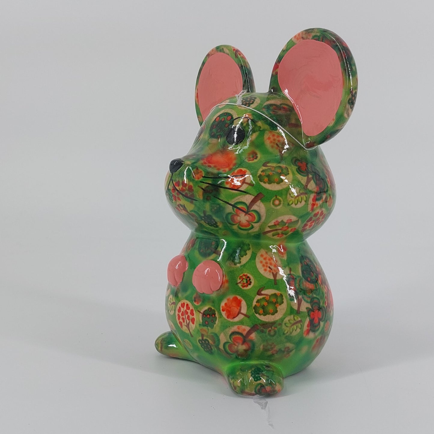 Pomme Pidou spaarpot muis Martha in groen met planten. Keramische spaarpot met speels design, ideaal als cadeau of decoratie. Afmetingen: L16.5 x D14 x H17.8cm."