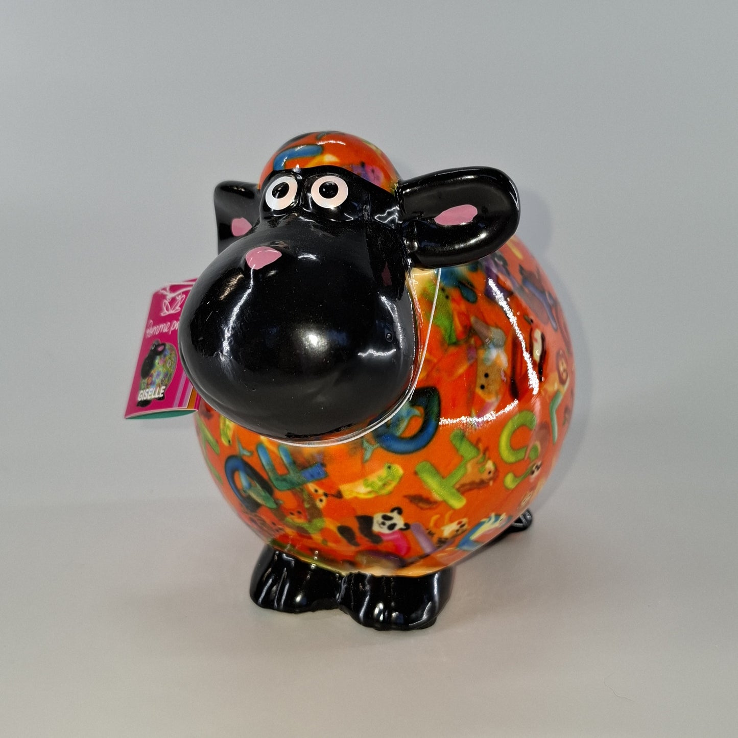 Pomme Pidou spaarpot Schaap Giselle – Keramische schaapspaarpot in oranje met letters. Perfect als uniek cadeau. Ontdek het bij Dutchtrendz!"