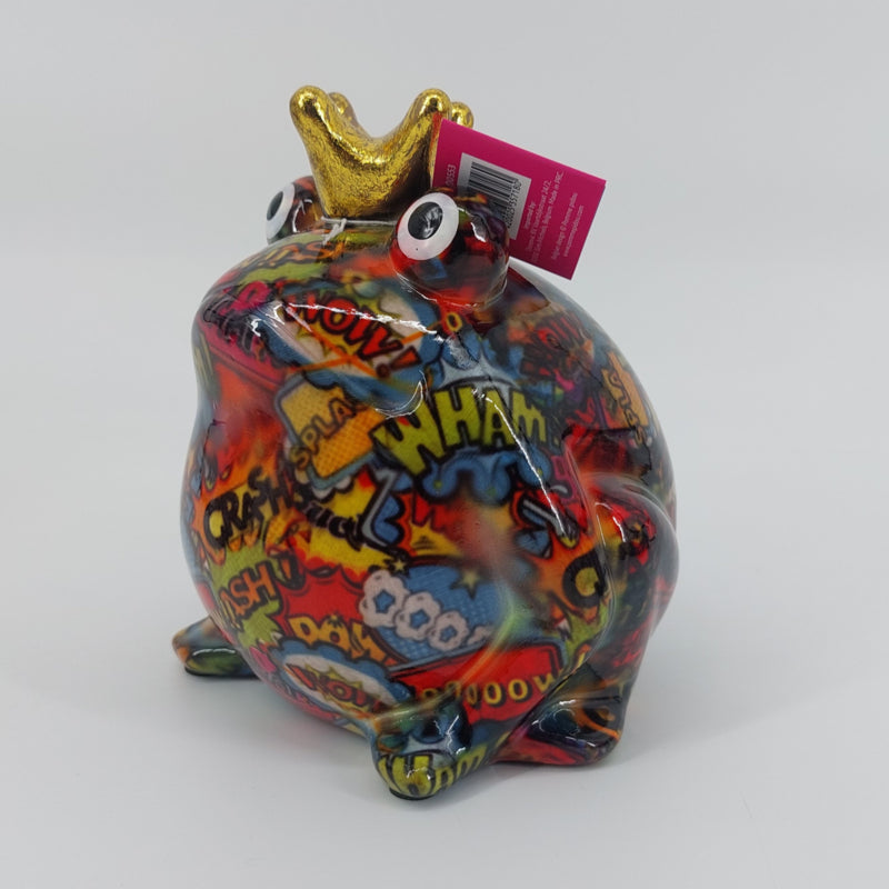 Keramische Pomme Pidou spaarpot in de vorm van een kikker, met street art design. Afmetingen: L16 x B14 x H16.5 cm. Een kleurrijk en origineel cadeau-idee."