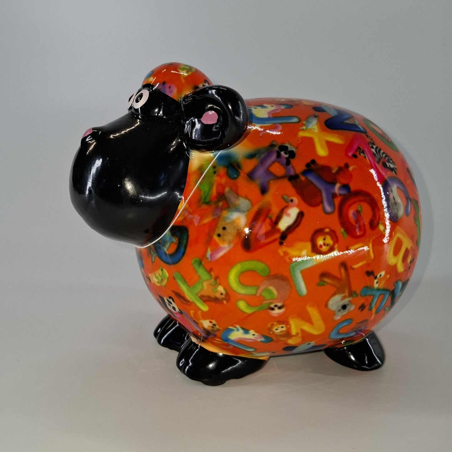 Pomme Pidou spaarpot Schaap Giselle – Keramische schaapspaarpot in oranje met letters. Perfect als uniek cadeau. Ontdek het bij Dutchtrendz!"