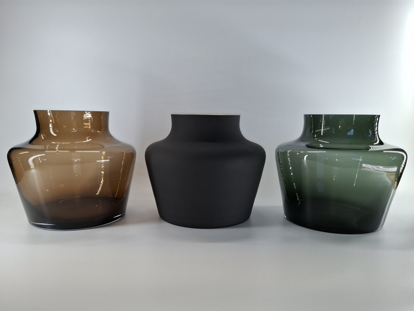 Mondgeblazen zwarte vaas met een luxe gouden binnenkant. Elegant en stijlvol, perfect voor decoratie op een dressoir, tafel of keukenblad. Afmetingen: H22 x Ø22,5 cm."