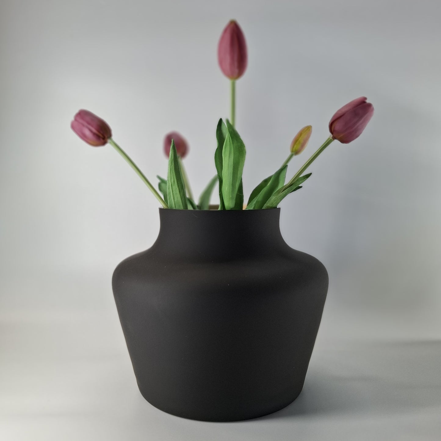 Mondgeblazen zwarte vaas met een luxe gouden binnenkant. Elegant en stijlvol, perfect voor decoratie op een dressoir, tafel of keukenblad. Afmetingen: H22 x Ø22,5 cm."