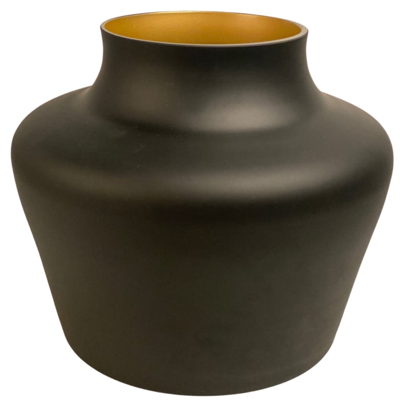 Mondgeblazen zwarte vaas met een luxe gouden binnenkant. Elegant en stijlvol, perfect voor decoratie op een dressoir, tafel of keukenblad. Afmetingen: H22 x Ø22,5 cm."