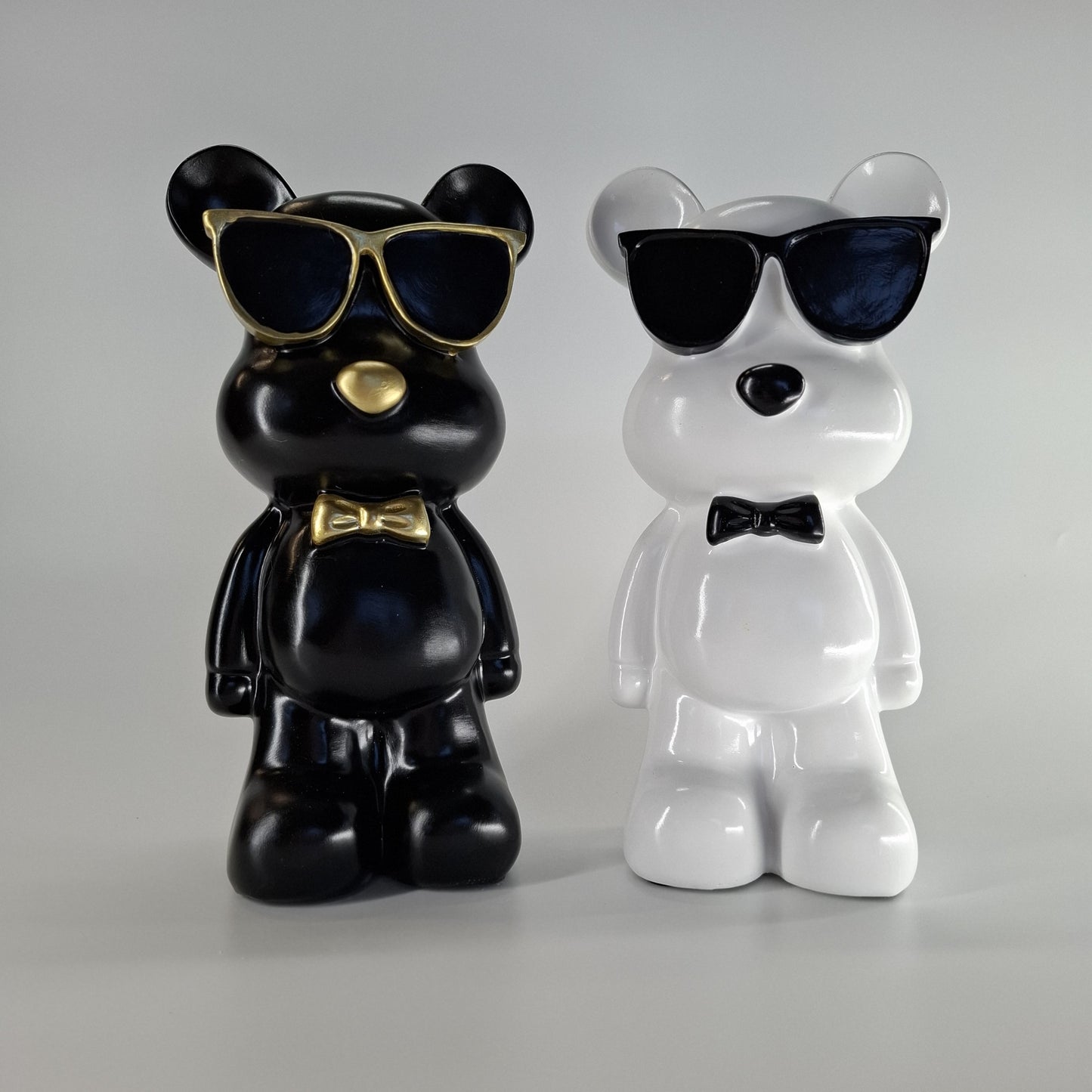 Beer staand met zonnebril wit en zwart, 27 cm hoog – stijlvol interieurdecoratiebeeld