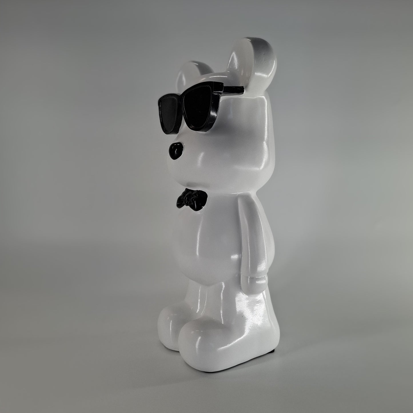 Beer staand met zonnebril wit en zwart, 27 cm hoog – stijlvol interieurdecoratiebeeld
