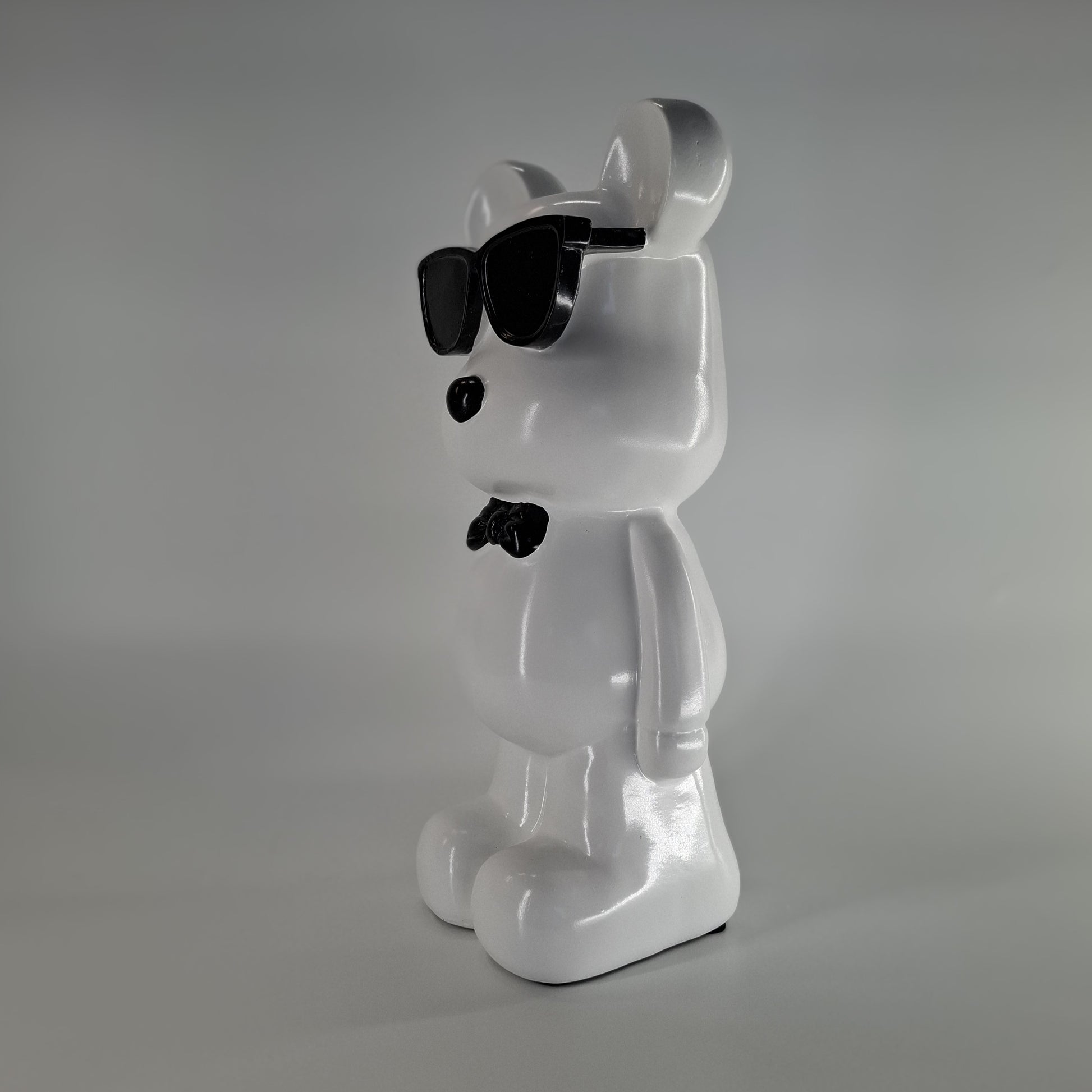 Beer staand met zonnebril wit en zwart, 27 cm hoog – stijlvol interieurdecoratiebeeld