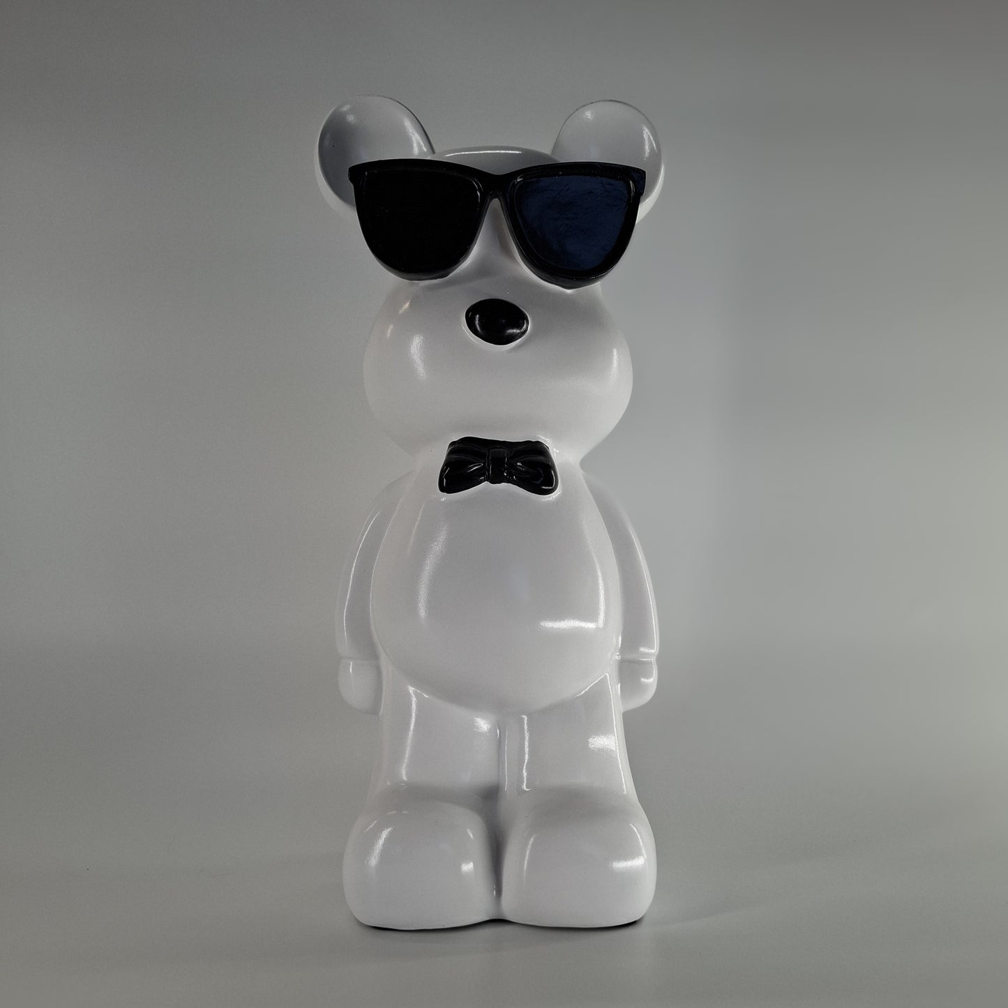Beer staand met zonnebril wit en zwart, 27 cm hoog – stijlvol interieurdecoratiebeeld