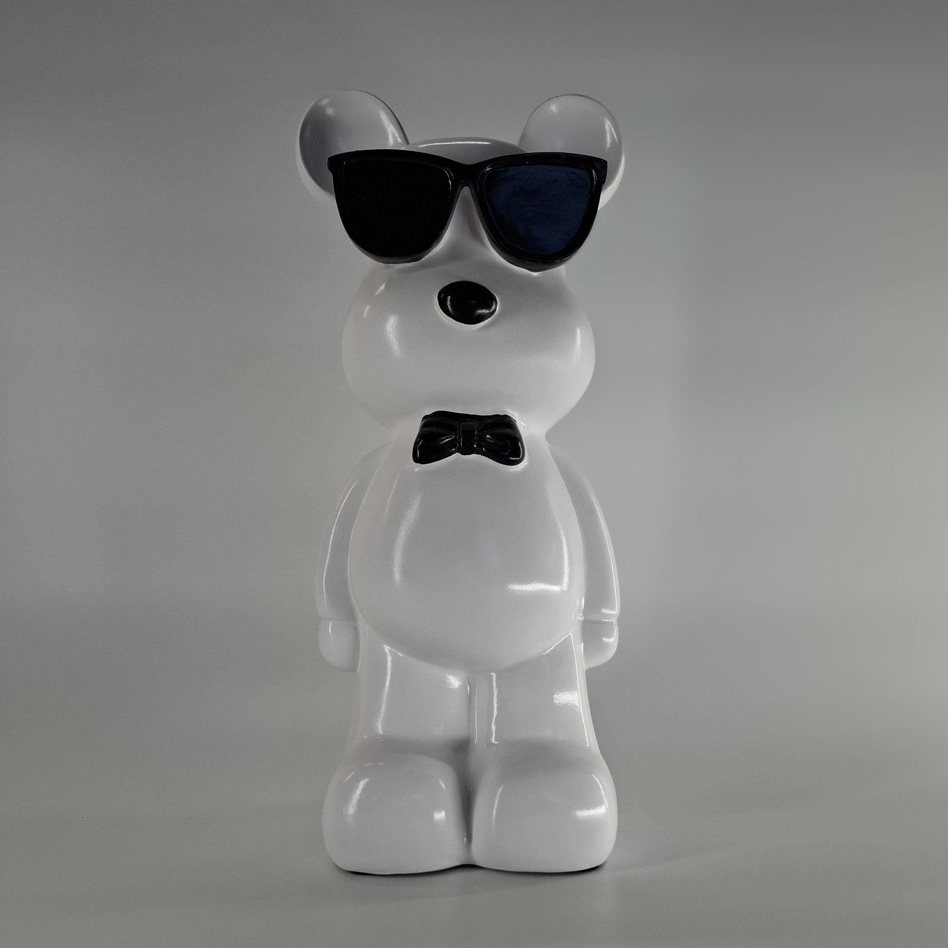 Beer staand met zonnebril wit en zwart, 27 cm hoog – stijlvol interieurdecoratiebeeld