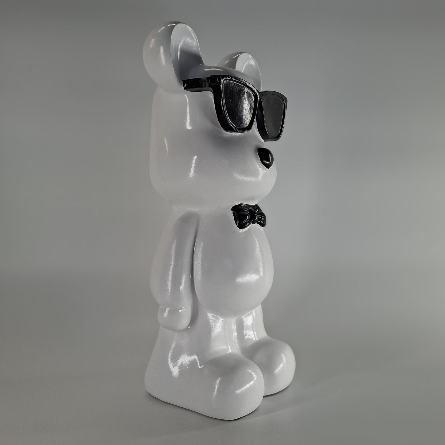 Beer staand met zonnebril wit en zwart, 27 cm hoog – stijlvol interieurdecoratiebeeld