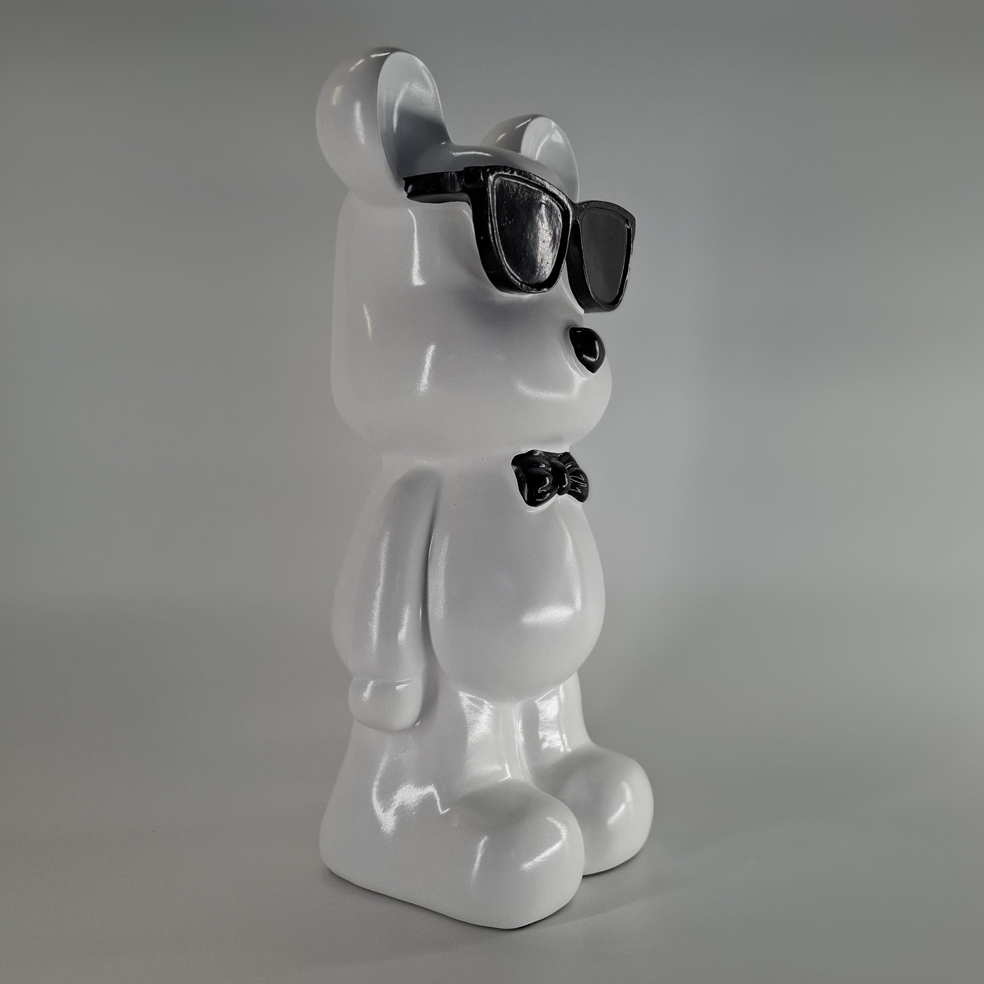 Beer staand met zonnebril wit en zwart, 27 cm hoog – stijlvol interieurdecoratiebeeld