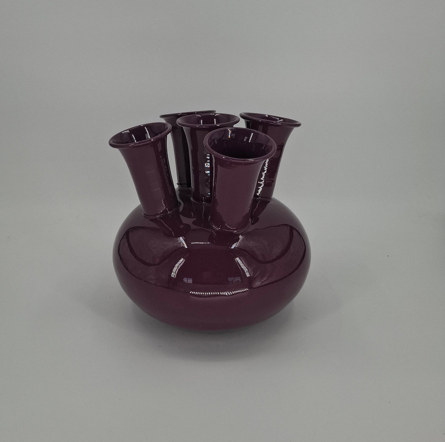 Decoratieve tulpenvaas van metaal in donkerpaarse kleur met vijf tuitjes – H23 x D20 cm