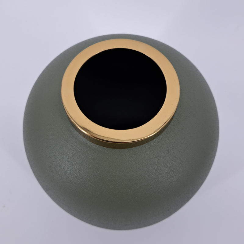 Een stijlvolle groene metalen vaas van 17 x 17 x 20 cm, ideaal voor kleine planten en decoratieve accenten in je interieur.