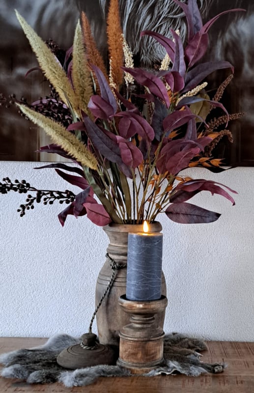 Een kleine, robuuste houten pot met deksel, perfect voor landelijke decoratie.