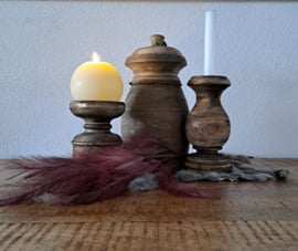 Een kleine, robuuste houten pot met deksel, perfect voor landelijke decoratie.