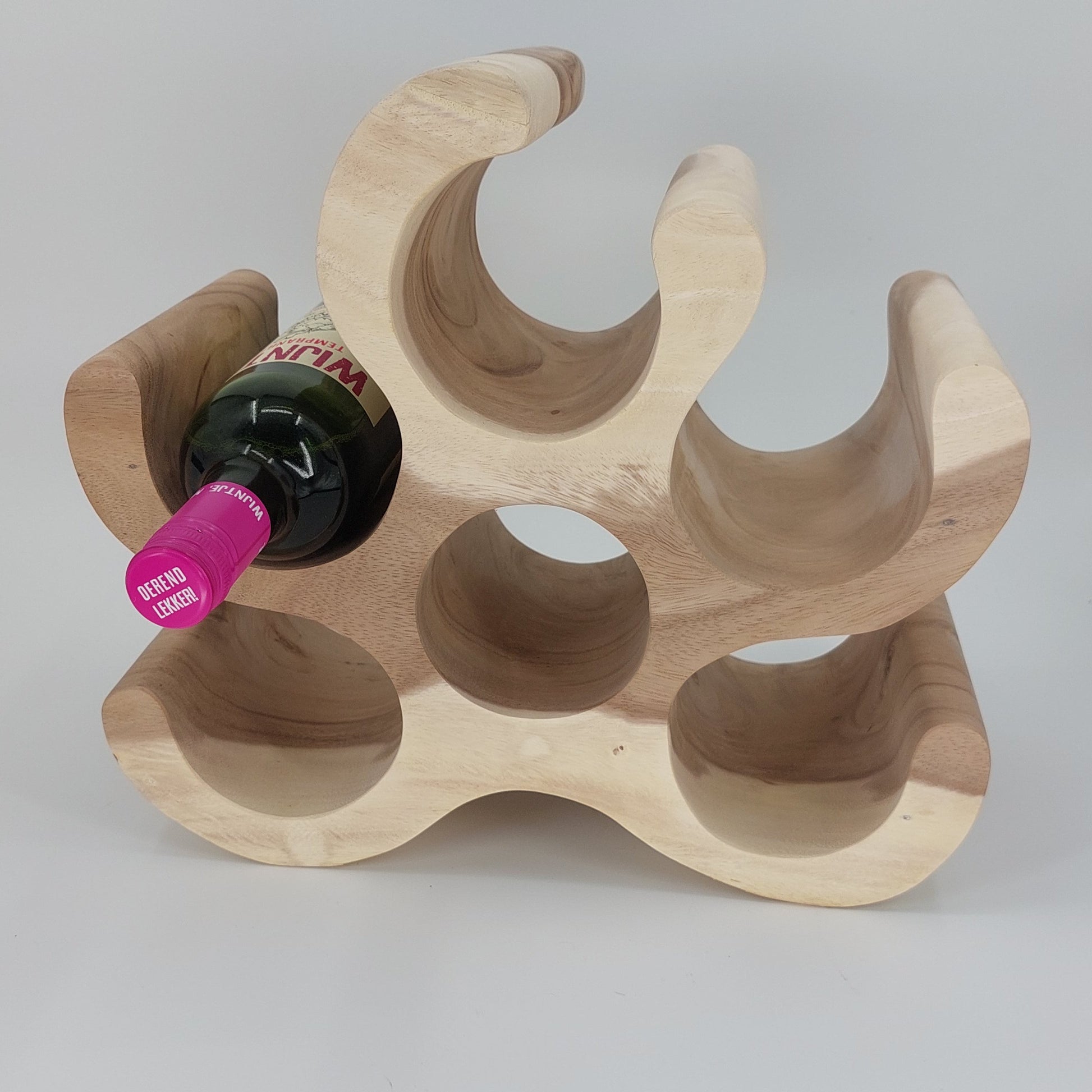Houten wijnrek – stijlvol en compact rek geschikt voor 6 flessen, perfect voor een landelijke interieurstijl.