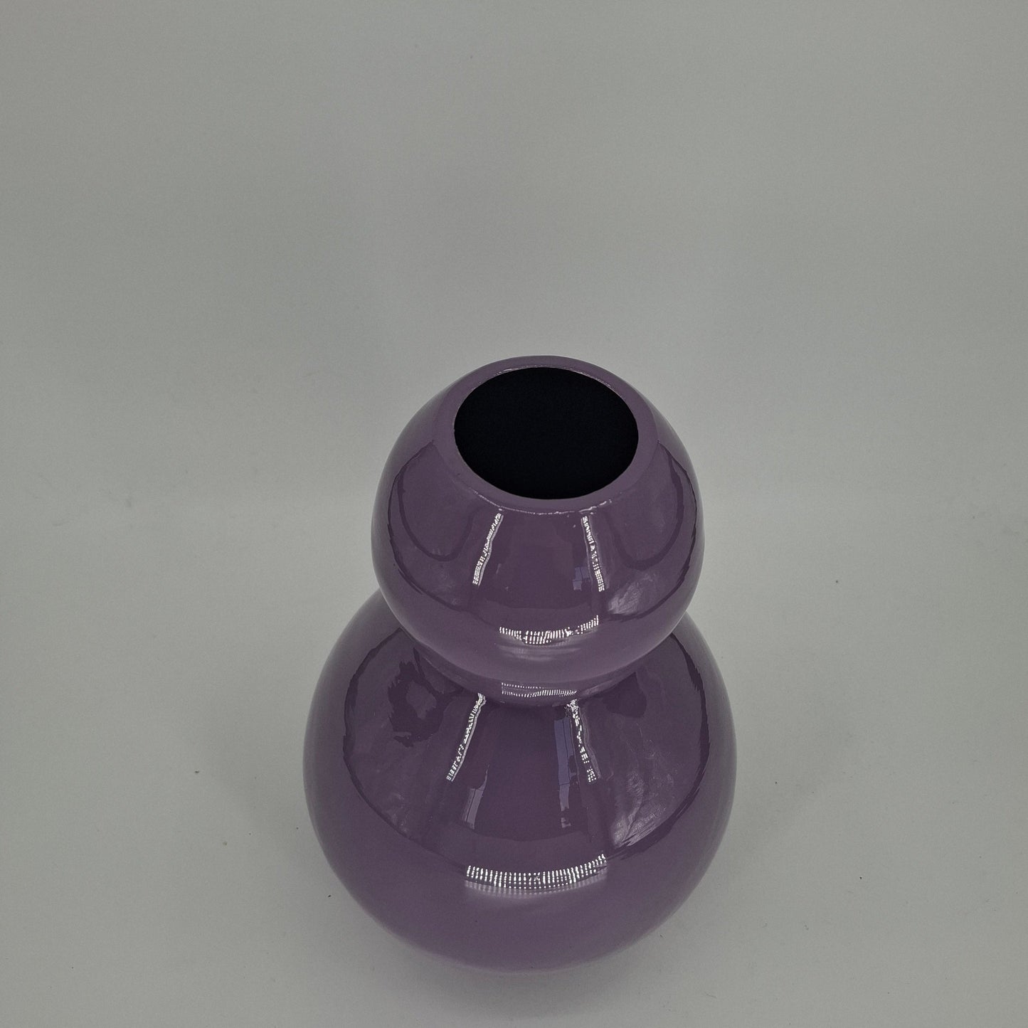 Lavendelmetalen vaas – moderne decoratie voor bloemen en interieur"