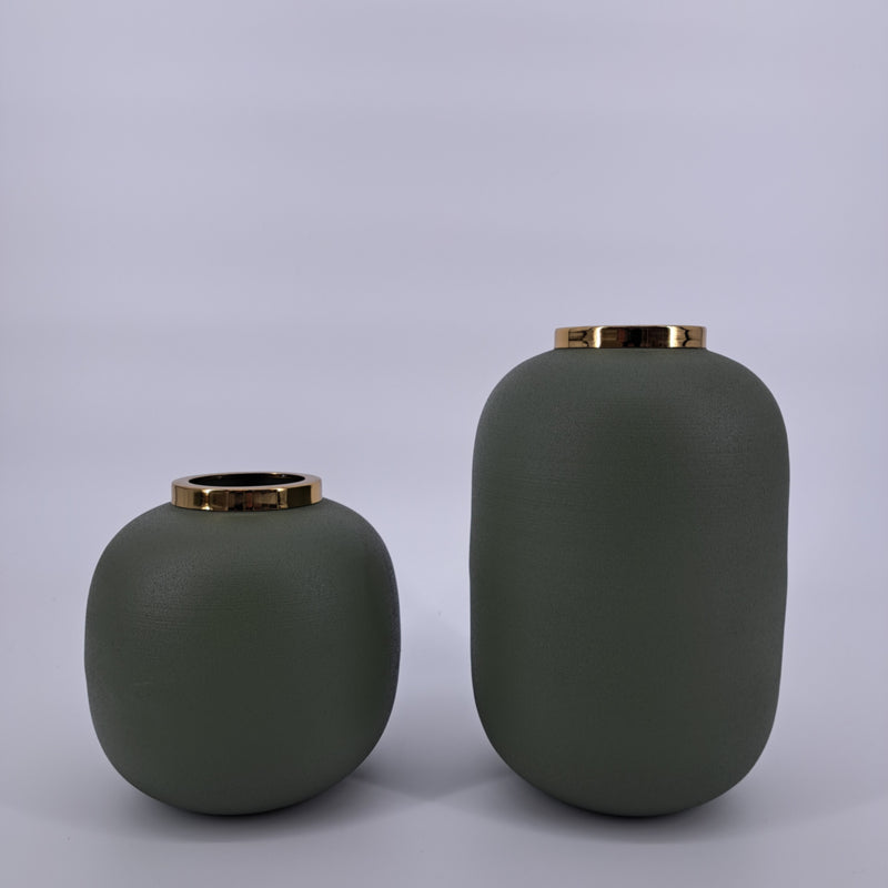 Metalen vaas in groen, Mansion Atmosphere Saint Denis – Ø17 x H17 cm, plantopening 5.5 cm."