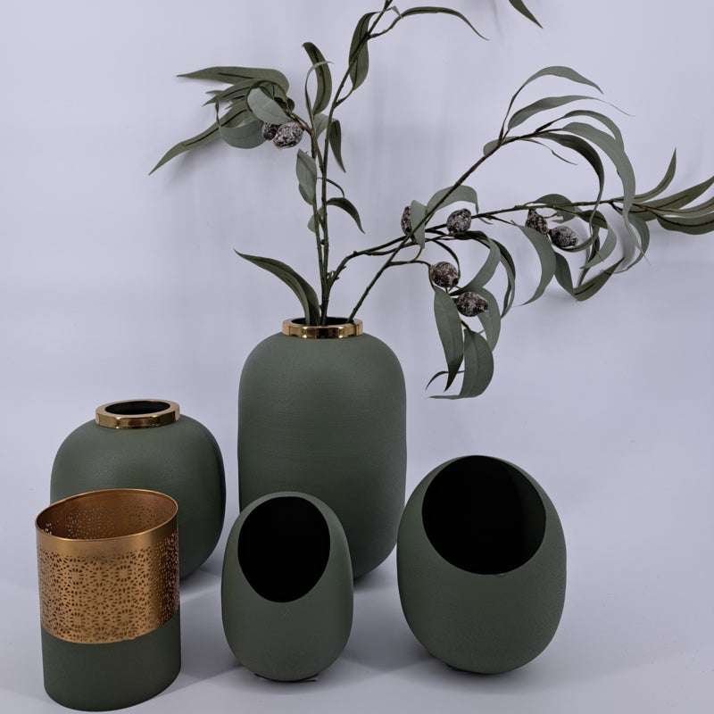 Metalen vaas in groen, Mansion Atmosphere Saint Denis – Ø17 x H17 cm, plantopening 5.5 cm."