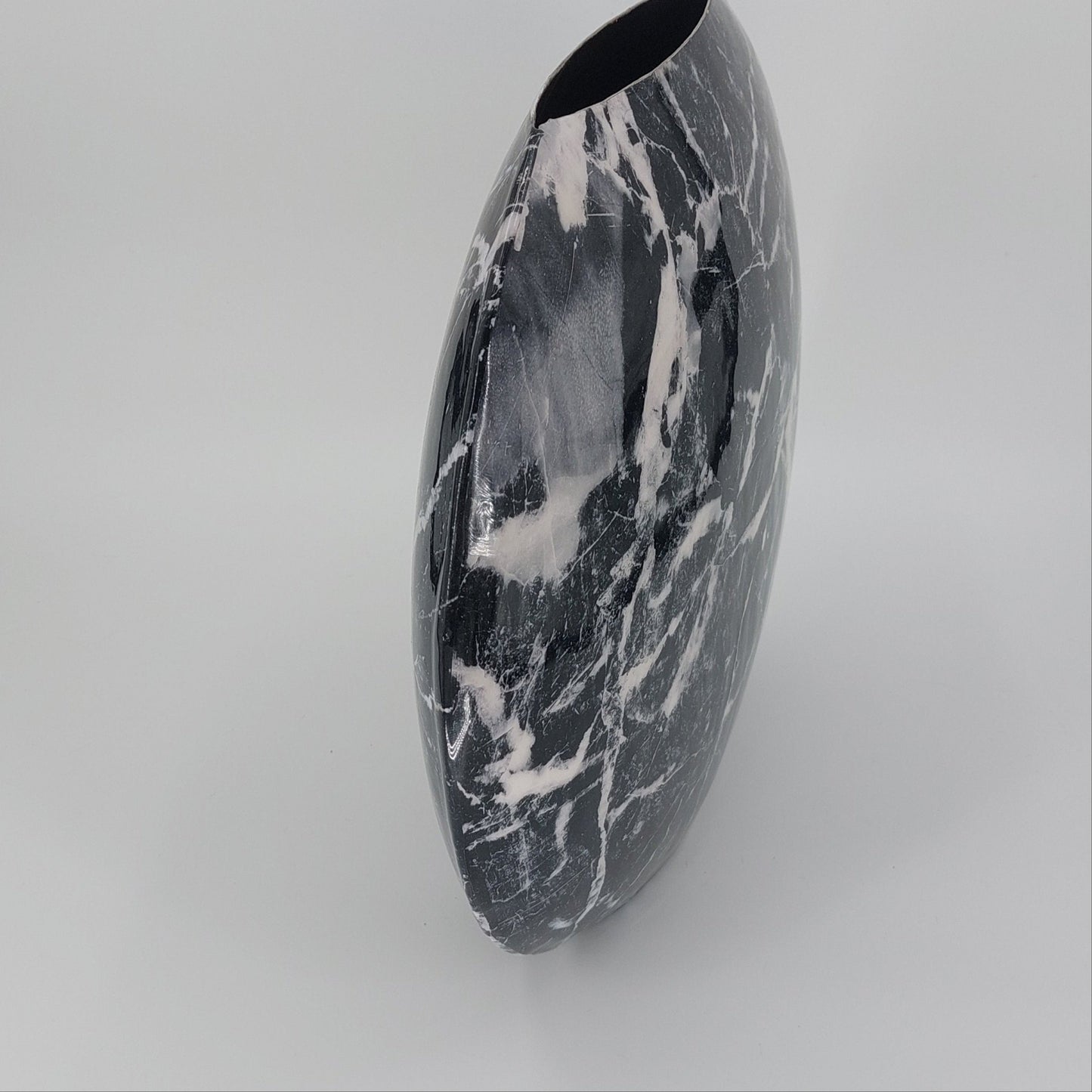 Metalen vaas met marmerlook in zwart, Mansion Atmosphere Narzole – 40 x 15 x 36 cm."