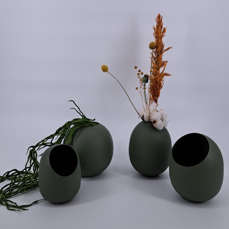 Een stijlvolle groene metalen vaas van 15 x 15 x 14 cm, ideaal voor kleine planten en decoratieve accenten in je interieur.