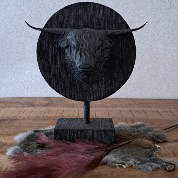 Een houten ornament van een Schotse Hooglander met een stenen voet, perfect voor landelijke decoratie.