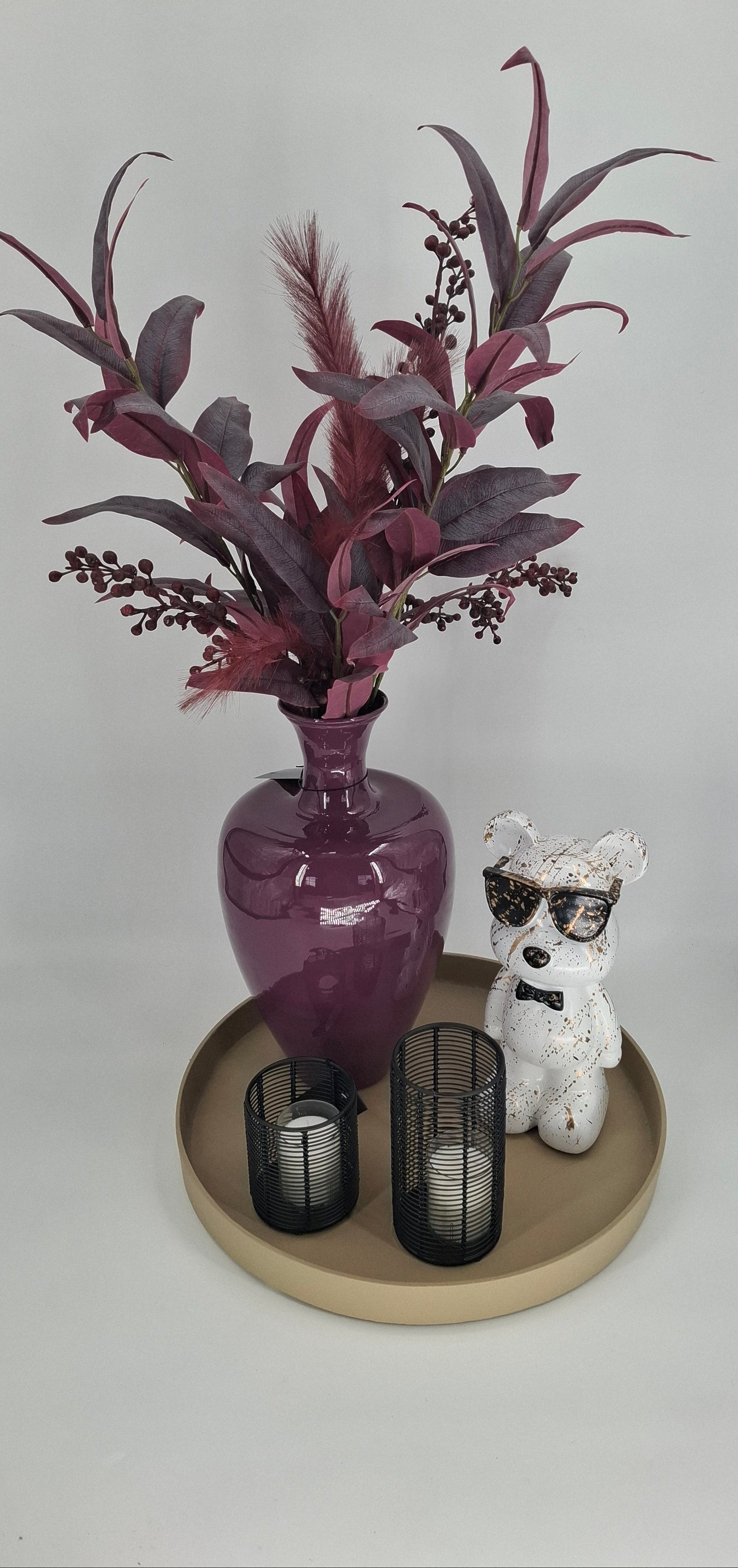 Donkerpaarse metalen vaas met moderne uitstraling