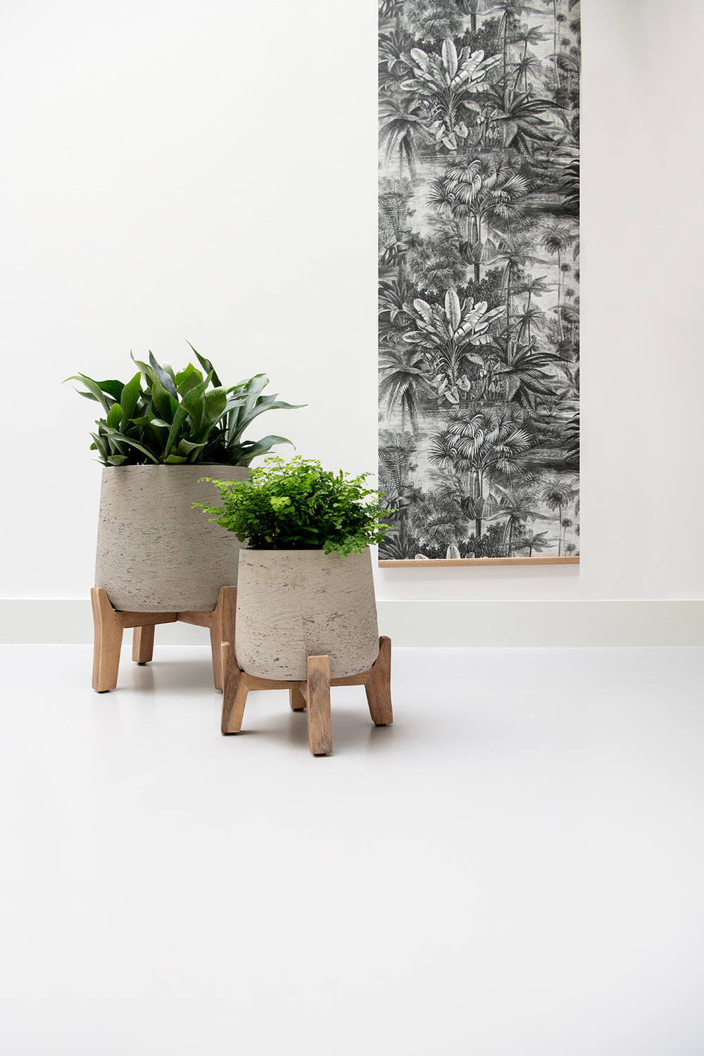 Lage grijze plantenpot op korte pootjes van Pottery Pots, model Patt XL – gemaakt van fiberclay, geschikt voor binnen en buiten, met robuuste gewassen afwerking.