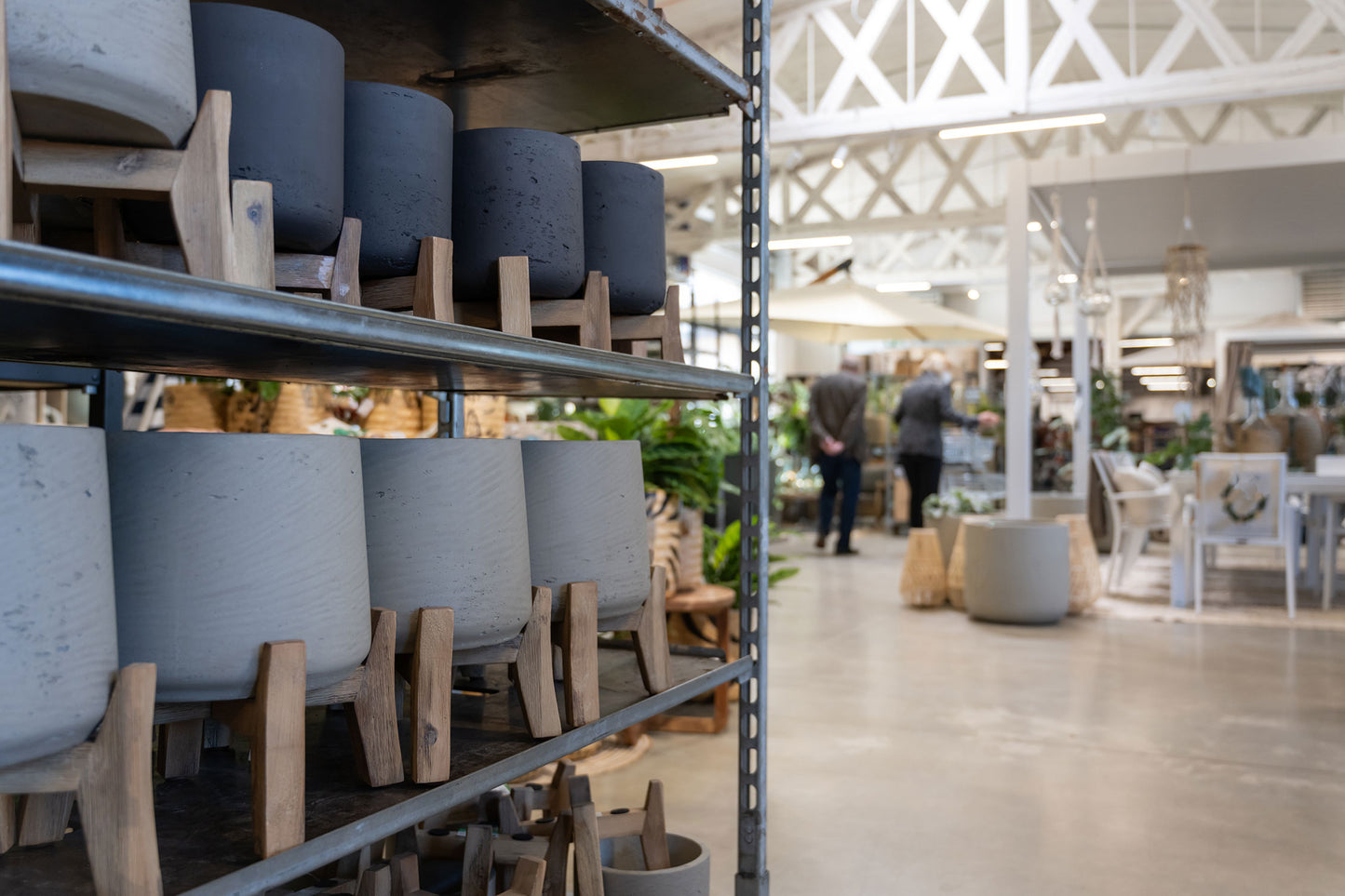 Lage grijze plantenpot op korte pootjes van Pottery Pots, model Patt XL – gemaakt van fiberclay, geschikt voor binnen en buiten, met robuuste gewassen afwerking.
