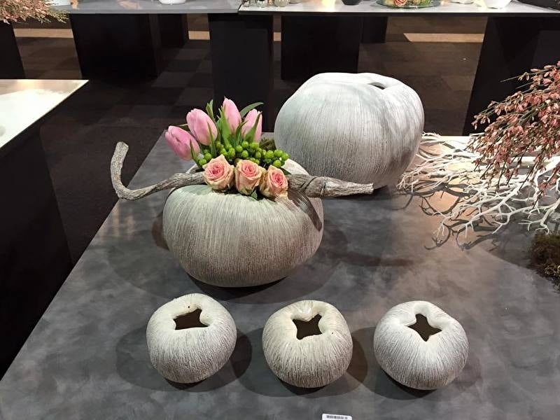 Een stijlvolle grijs-witte keramische vaas van Ø28 x H20 cm, ideaal voor bloemen en decoratieve accenten in je interieur.