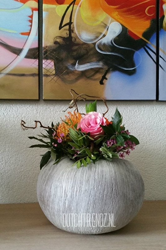 Een stijlvolle grijs-witte keramische vaas van Ø28 x H20 cm, ideaal voor bloemen en decoratieve accenten in je interieur.
