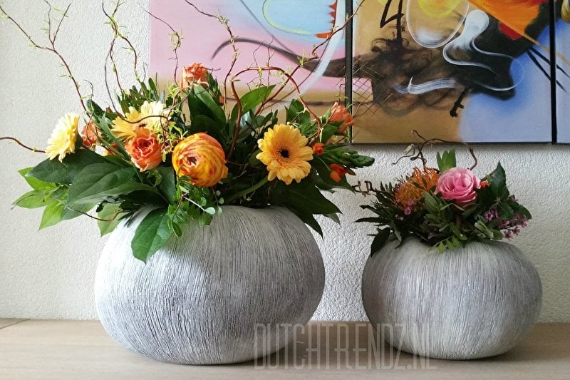 Een stijlvolle grijs-witte keramische vaas van Ø28 x H20 cm, ideaal voor bloemen en decoratieve accenten in je interieur.